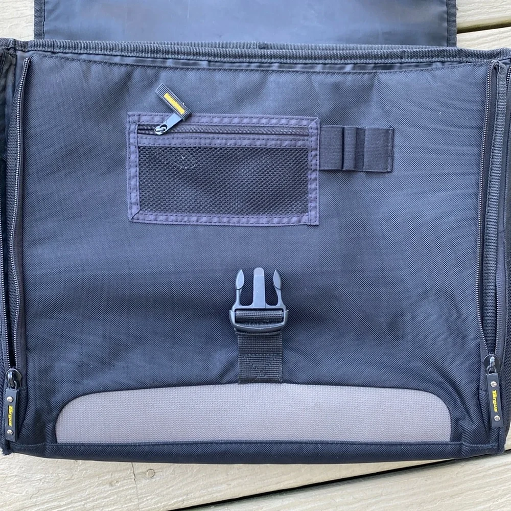 TARGUS - Black & gray trim Messenger Case for laptop, Size: 16”W x 12”L …